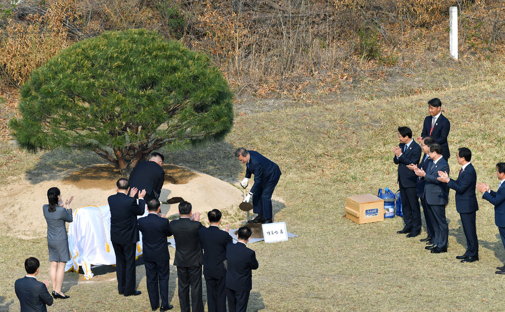 The two leaders planted a tree as a symbol of peace.