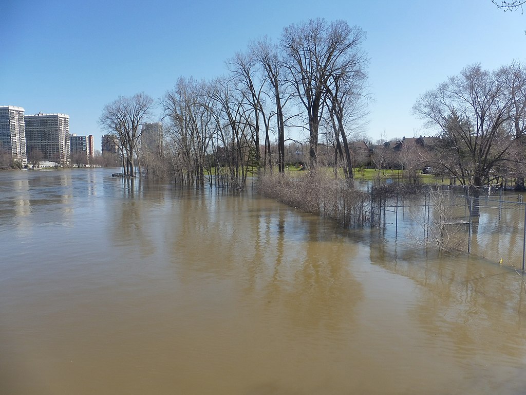 Flooding in Belmont Park near Lachapelle Bridge in the Cartierville area of Montreal./Inondation au petit parc Belmont près du pont Lachapelle dans le quartier Cartierville de Montréal.