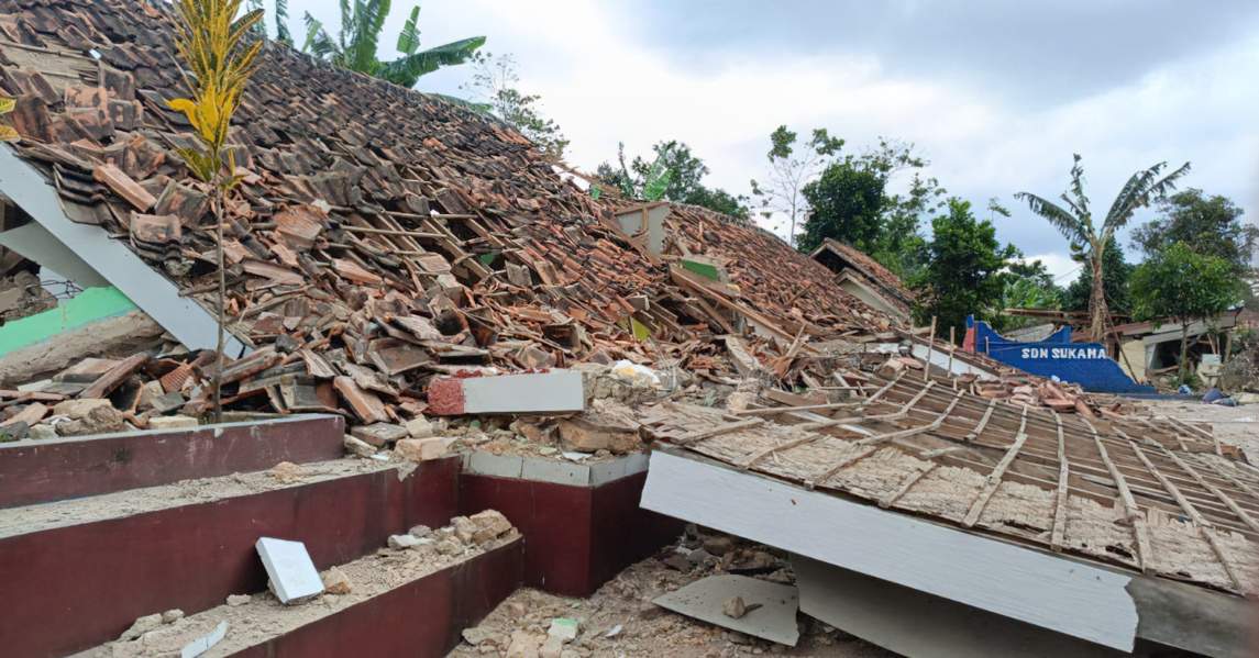 Damage to a school building in Cugenang due to an earthquake in Cianjur Regency, West Java Province, Monday (11/21).