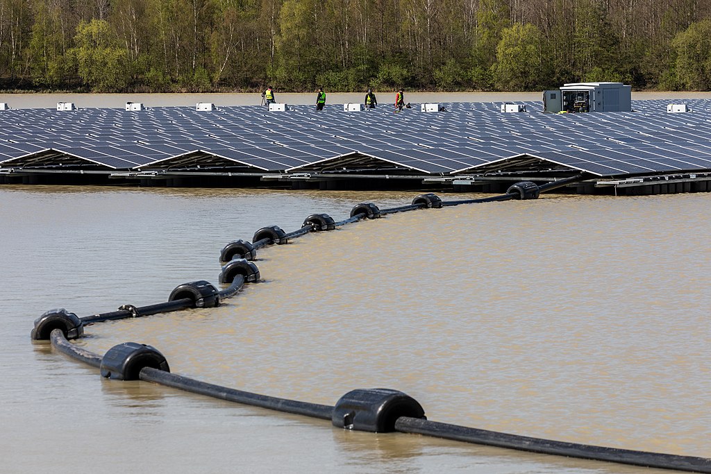 Floating solar plant under construction on the Silbersee III in Haltern am See, North Rhine-Westphalia, Germany (2022)